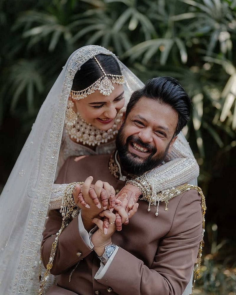 ফেইসবুকে এক আবেগঘন পোস্টে মেহজাবীন বলেছেন, আদনানের সঙ্গে তার প্রথম দেখা হয়েছিল ২০১২ সালের ৯ এপ্রিল।