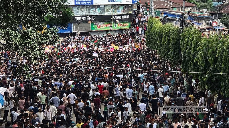 চট্টগ্রাম নিউমার্কেট এলাকায় শিক্ষার্থীদের ডাকে জমায়েতে যোগ দিয়েছে বিভিন্ন শ্রেণি পেশার মানুষ।