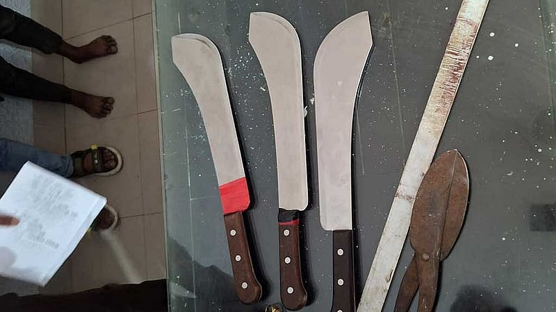 উদ্ধার করা ধারালো অস্ত্র