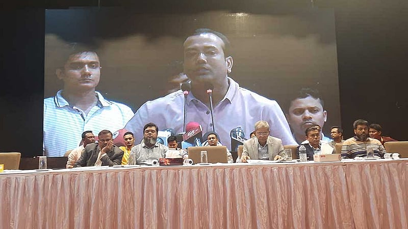 রাজধানীর ফার্মগেটে কৃষিবিদ ইনস্টিটিউশন মিলনায়তনে আলোচনা সভায় বক্তব্য দেন ছাত্রদলের সভাপতি রাকিবুল ইসলাম রাকিব।