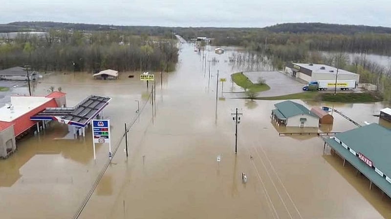 ড্রোন থেকে নেওয়া ছবিতে কেন্টাকির ডাওসন স্প্রিংস শহরের বন্যাকবলিত আরেকটি এলাকা। ছবি: রয়টার্স 