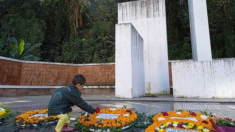 চট্টগ্রাম নগরীর কে সি দে রোডে কেন্দ্রীয় শহীদ মিনারে এক শিশু একটি গোলাপ দিয়ে মুক্তিযুদ্ধের শহীদদের প্রতি শ্রদ্ধা নিবেদন করছে।