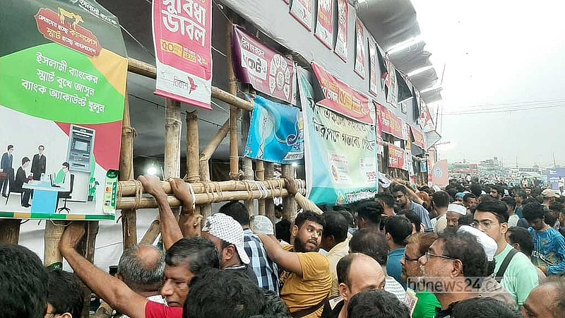 গাবতলী হাটে হাসিল ধর বা ঢোকার গেটে এমন ভিড়ের সুযোগ নিচ্ছে পকেটমাররা।