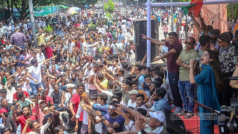২০ মে ২০২৫: বিএনপি নেতা ইশরাক হোসেনকে ঢাকা দক্ষিণ সিটি করপোরেশনের মেয়র হিসেবে শপথ পড়ানোর দাবিতে নগর ভবনের সামনে লাগাতার অবস্থান কর্মসূচি পালন করেন তার সমর্থকরা। দাবি আদায়ে সচিবালয় অভিমুখে পদযাত্রাও করেন তারা। ছবি: আব্দুল্লাহ আল মমীন