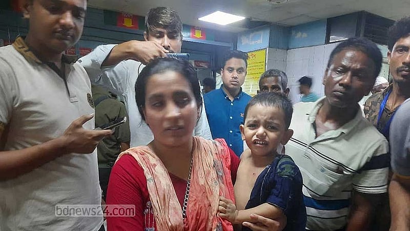 ছররা গুলিতে আহত শিশু রহিদকে ঢাকা মেডিকেল কলেজ হাসপাতালে আনা হয়।