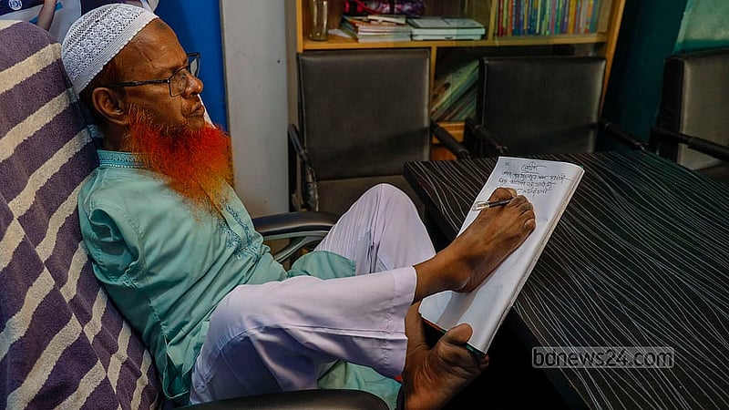 এমনকি দাপ্তরিক চিঠিপত্রও দুঃখু মিয়া লেখেন পা দিয়েই।