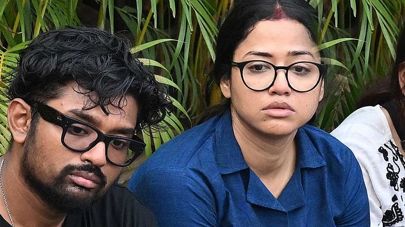 অভিনেত্রী সোহিনী সরকার ও তার স্বামী গায়ক শোভন গঙ্গোপাধ্যায়। শোকে বাকরুদ্ধ এই দম্পতি। সৃজিত মুখোপাধ্যায় পরিচালিত ব্যোমকেশ সিরিজের ‘দুর্গ রহস্য’তে রাহুল ও সোহিনী অভিনয় করেছেন। 