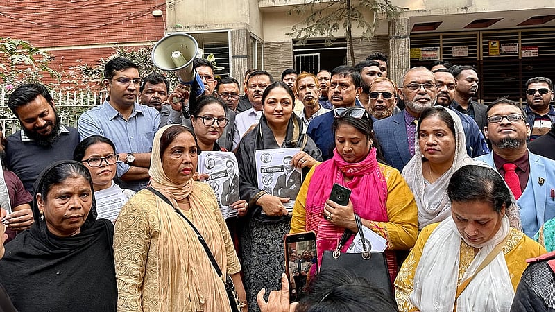 ববি হাজ্জাজের ভোটের প্রচারে কর্মীদের সঙ্গে তার স্ত্রী। 