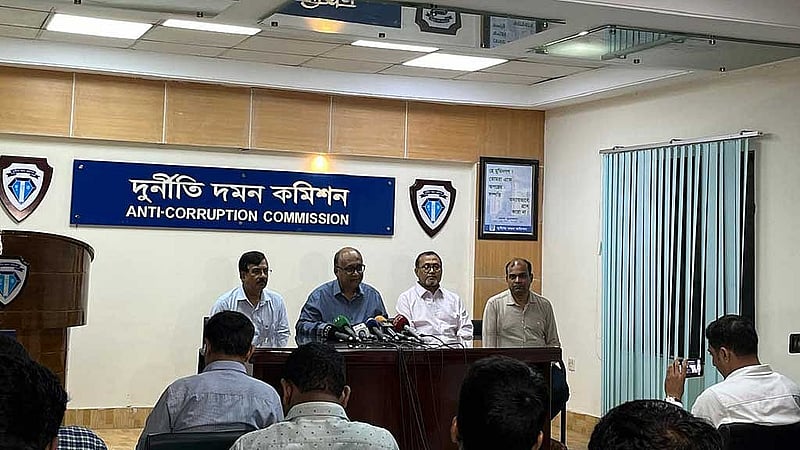 ঢাকার সেগুনবাগিচায় দুর্নীতি দমন কমিশনের প্রধান কার্যালয়ে ব্রিফিং করেন কমিশনের চেয়ারম্যান মোহাম্মদ আবদুল মোমেন।