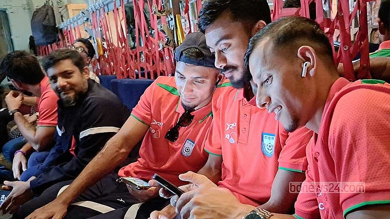 সেলফি তুলে, মোবাইল গেমে ব্যস্ত থেকে সময় কাটিয়েছেন জামাল-ফাহিমরা। ছবি: বিডিনিউজ টোয়েন্টিফোর ডটকম