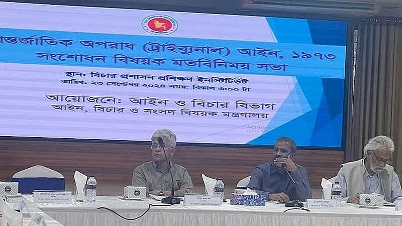 সরকার পতন আন্দোলনে প্রাণহানির বিচার আন্তর্জাতিক অপরাধ ট্রাইব্যুনালে করার কথা প্রথম বলেছিলেন আইন উপদেষ্টা আসিফ নজরুল। তিনি আইন সংশোধনেরও উদ্যোগ নিয়েছেন।