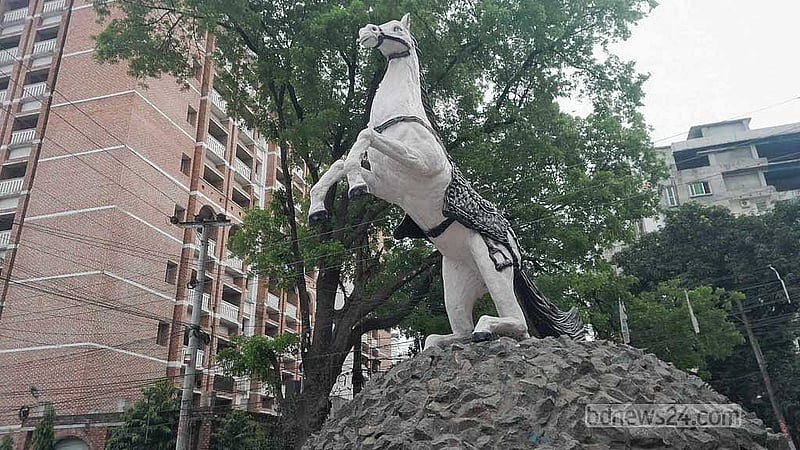 জজকোর্টের তিন রাস্তা মোড়ে ট্রাফিক আইল্যান্ডের ঘোড়াকেও দেওয়া হয়েছে নুতন রুপ। 