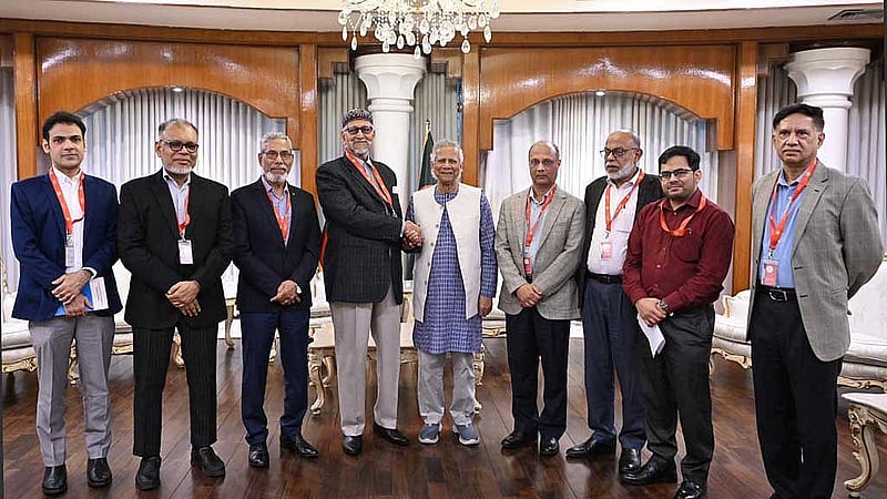 রাষ্ট্রীয় অতিথি ভবন যমুনায় প্রধান উপদেষ্টার সঙ্গে সাক্ষাৎ করেন বিডিআর হত্যাকাণ্ডের বিষয়ে গঠিত জাতীয় স্বাধীন তদন্ত কমিশনের সদস্যরা। ছবি: পিআইডি