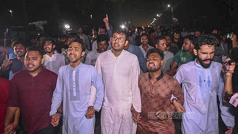 জাকসু নির্বাচন বর্জনের পর ক্যাম্পাসে বিক্ষোভ মিছিল করে ছাত্রদল। 