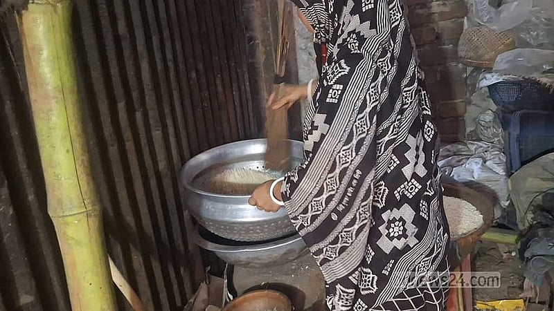 বিয়ের পর শাশুড়ির হাত ধরে মুড়ি ভাজার কারিগর হয়ে উঠেন অর্চনা দাস।