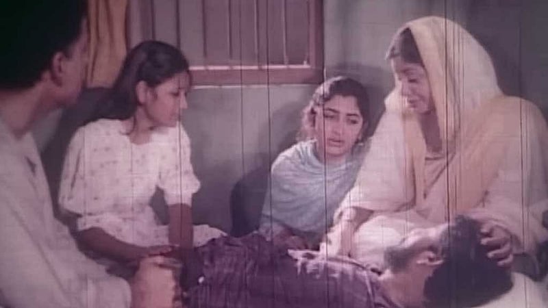 যুদ্ধাহত বদির প্রাণবায়ু ফুরি আসছে। তাকে ঘিরে মতিন সাহেব, সুরমা এবং তাদের মেয়ে রাত্রি ও অপলা। অপলা চরিত্রে অভিনয় করেছেন শীলা আহমেদ।