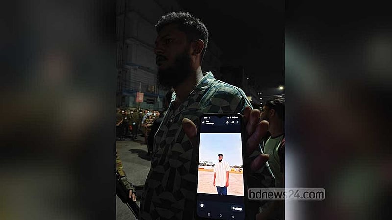 রাজধানীর মিরপুরের রূপনগরে মঙ্গলবার পোশাক কারখানা ও রাসায়নিকের গুদামে লাগা আগুনের পর ঘটনাস্থলে পোশাক কারখানায় কাজ করা খালিদ হাসান সাব্বিরকে খুঁজছেন তার মামাতো ভাই শাকিল আহমেদ।