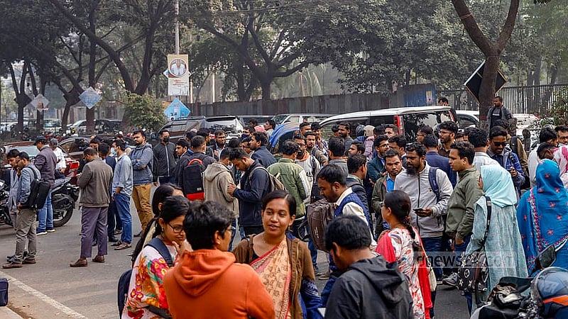 ৪৩তম বিসিএসের চূড়ান্ত প্রজ্ঞাপনে বাদ পড়া প্রার্থীরা বুধবার দুপুরে সচিবালয়ের সামনে অবস্থান নেন। ছবি: মাহমুদ জামান অভি