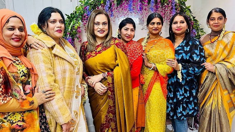 বসন্তকে স্বাগত জানানোর মধ্য দিয়ে শুরু হয় সভা।