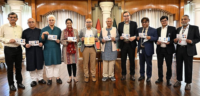 প্রধান উপদেষ্টা মুহাম্মদ ইউনূস মঙ্গলবার ‘জুলাই গণ-অভ্যুত্থান দিবস’ উপলক্ষে স্মারক ডাকটিকেট, উদ্বোধনী খাম ও সিলমোহর অবমুক্ত করেন। ছবি: পিআইডি