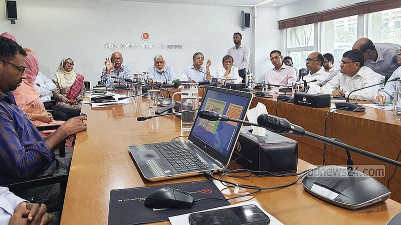 বিদ্যুৎ, জ্বালানি ও খনিজ সম্পদ মন্ত্রণালয়ে পর্যালোচনা বৈঠকে উপদেষ্টা মুহাম্মদ ফাওজুল কবির খানসহ জ্বালানি বিশেষজ্ঞরা।
