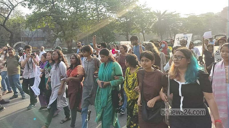 স্বরাষ্ট্র উপদেষ্টার অপসারণ দাবিতে ‘ধর্ষণ ও নিপীড়নের বিরুদ্ধে বাংলাদেশ’ ব্যানারে একদল শিক্ষার্থীর মিছিল। 
