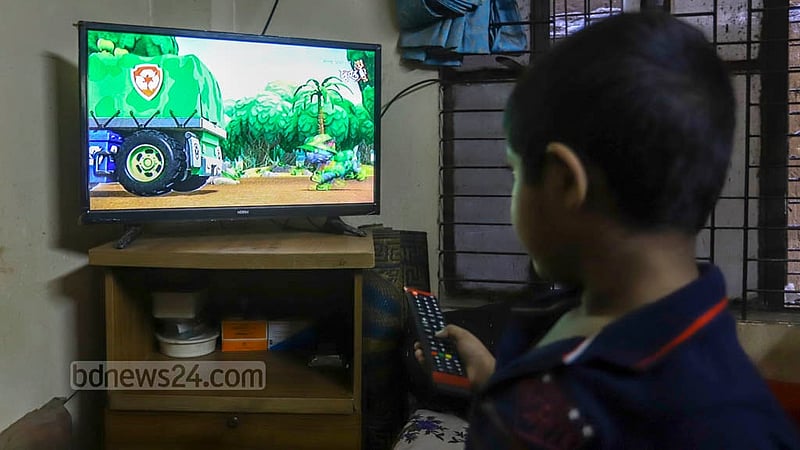 ভিডিও গেম, ইউটিউব ভিডিও, টিকটক, ফেইসবুকের লাইভ ভিডিও এবং অপ্রয়োজনীয় চ্যাটিং—এসবই ছেলেদের মনোযোগ নষ্ট করছে এবং পড়াশোনার প্রতি আগ্রহ কমিয়ে দিচ্ছে। ছবি বিডিনিউজ টোয়েন্টিফোর ডটকম