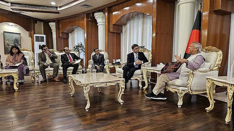 ভারতের পররাষ্ট্র সচিব বিক্রম মিশ্রি সোমবার রাষ্ট্রীয় অতিথি ভবন যমুনায় প্রধান উপদেষ্টা মুহাম্মদ ইউনূসের সঙ্গে সাক্ষাৎ করেন। ছবি: প্রধান উপদেষ্টার কার্যালয়।