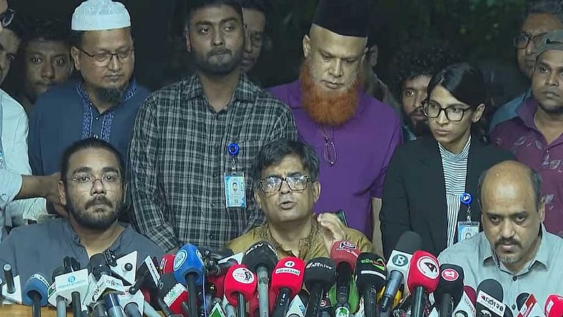 বৈঠকের পর সার্বিক বিষয় তুলে ধরে সংবাদ সম্মেলন করেন প্রধান উপদেষ্টার প্রেস সচিব শফিকুল আলম। ছবি: পিআইডি