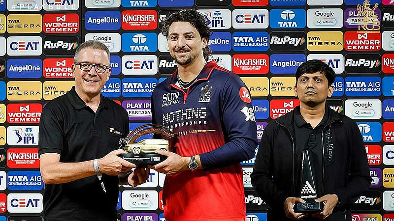 ম্যাচের পর একগাদা পুরস্কার পেয়েছেন টিম ডেভিড। ছবি: রয়্যাল চ্যালেঞ্জার্স বেঙ্গালুরু।