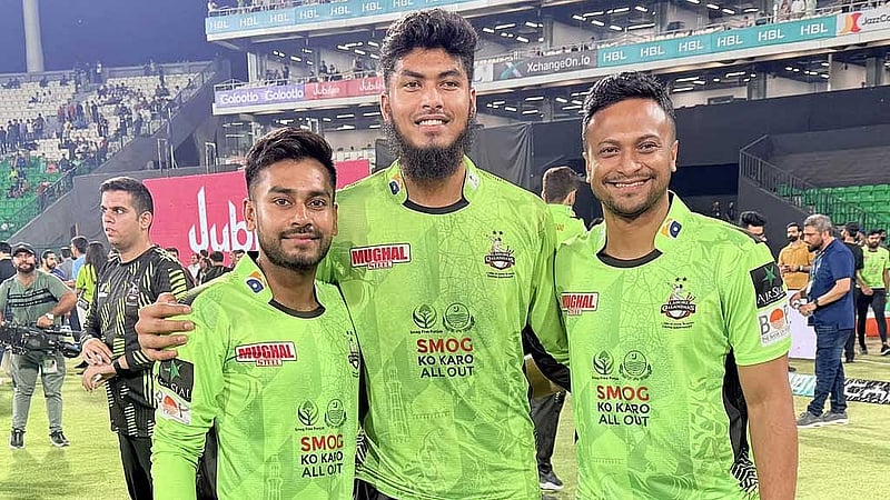 লাহোর কালান্দার্সের শিরোপা জয়ী দলের অংশ বাংলাদেশের তিন ক্রিকেটার। ছবি: রিশাদ হোসেনের ফেইসবুক