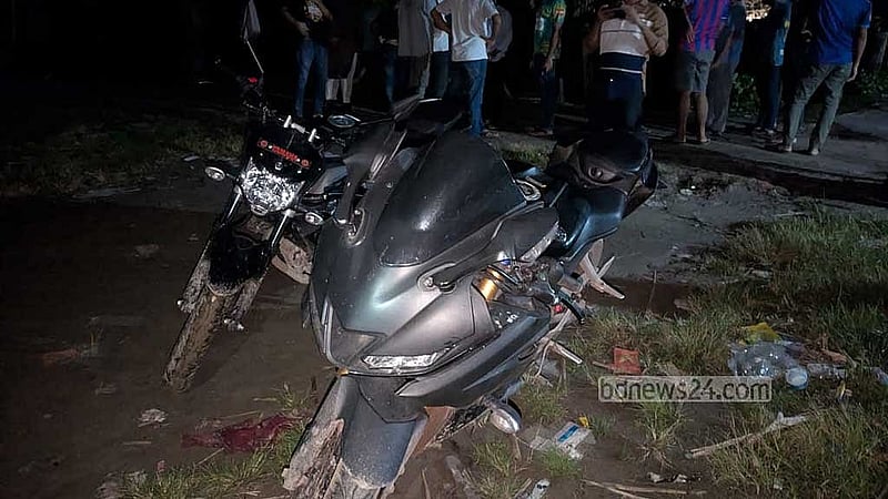 মোটরসাইকেলটি রেখে পালিয়ে যান তানজিদ মঞ্জু। 