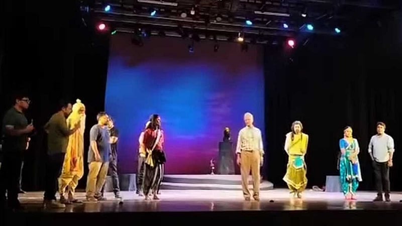 জাতীয় নাট্যশালায় বিক্ষোভের কারণে ‘নিত্যপুরাণ’ নাটকের প্রদর্শনী মাঝপথে বন্ধ করতে হয়েছে।
