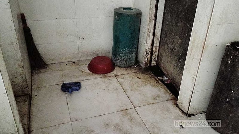 শৌচাগারে নোংরা ডাস্টবিন ছড়াচ্ছে দুর্গন্ধ ও রোগ জীবাণু।