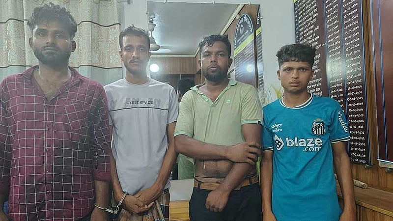 কুমিল্লার বিভিন্ন স্থানে অভিযান চালিয়ে অনিক, সুমন, রমজান ও বাবু নামের চারজনকে গ্রেপ্তার করা হয়েছে।