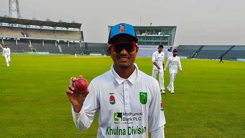 ৬২ রান খরচ করে ৫ উইকেট নিয়েছেন খুলনার মেহেদি। ছবি: বিসিবি