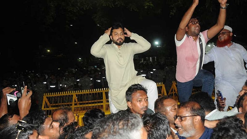 কাকরাইল মসজিদ মোড়ে বুধবার রাতে তার সমর্থক ও অনুসারীদের অবস্থান কর্মসূচিতে গিয়ে কথা বলেন বিএনপি নেতা ইশরাক হোসেন।