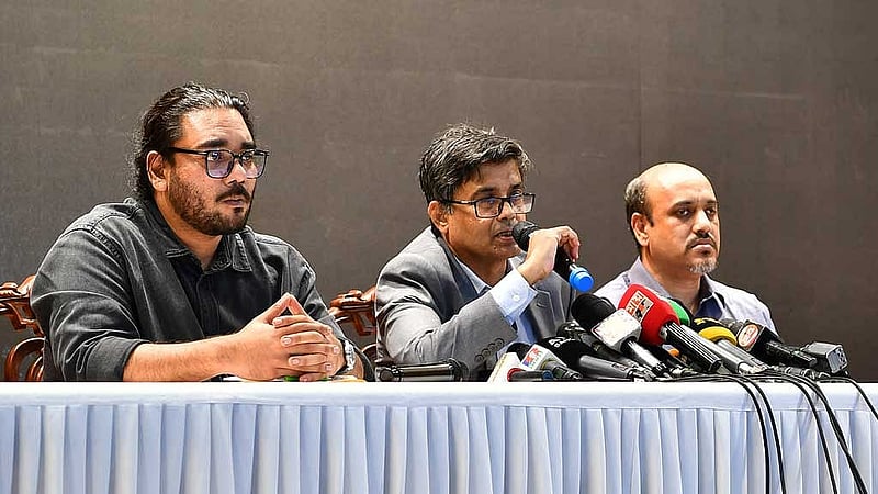 রাজধানীর ফরেন সার্ভিস একাডেমিতে বুধবার সংবাদ সম্মেলনে আসেন অন্তর্বর্তী সরকারের প্রধান উপদেষ্টার প্রেস সচিব শফিকুল আলম। ছবি: পিআইডি