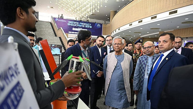 বুধবার রাজধানীর শেরেবাংলা নগরের বাংলাদেশ–চীন মৈত্রী সম্মেলন কেন্দ্রে চার দিনব্যাপী ডিজিটাল ডিভাইস অ্যান্ড ইনোভেশন এক্সপোর উদ্বোধন করেন প্রধান উপদেষ্টা মুহাম্মদ ইউনূস। ছবি পিাআইডি