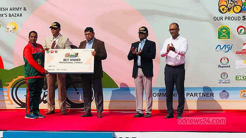 প্রতিযোগিতা শেষে বিজয়ীদের মধ্যে পুরস্কার বিতরণ করেন সেনাবাহিনী প্রধান জেনারেল ওয়াকার-উজ-জামান।