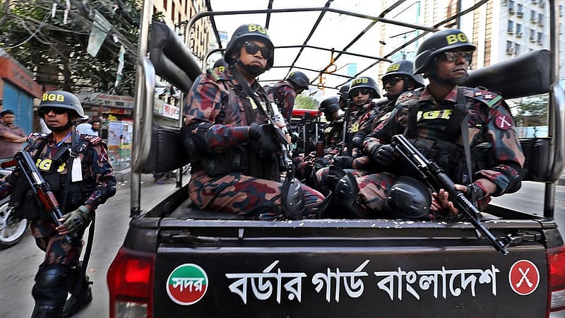আগের তিন ধাপের মতই শেষ ধাপের ভোট নির্বিঘ্ন করতে আইনশৃঙ্খলা রক্ষায় গুরুত্ব দিচ্ছে নির্বাচন কমিশন। 