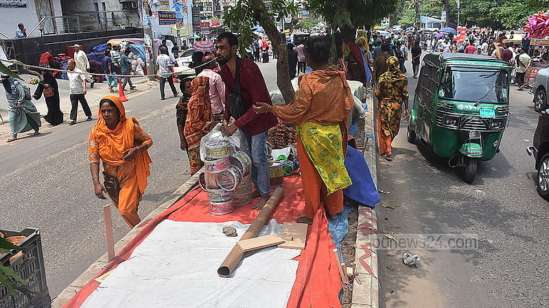 চট্টগ্রাম নগরীর লালদিঘী এলাকায় সড়ক বিভাজকে পসরা সাজিয়ে বসার চেষ্টা করেন দোকানিরা।