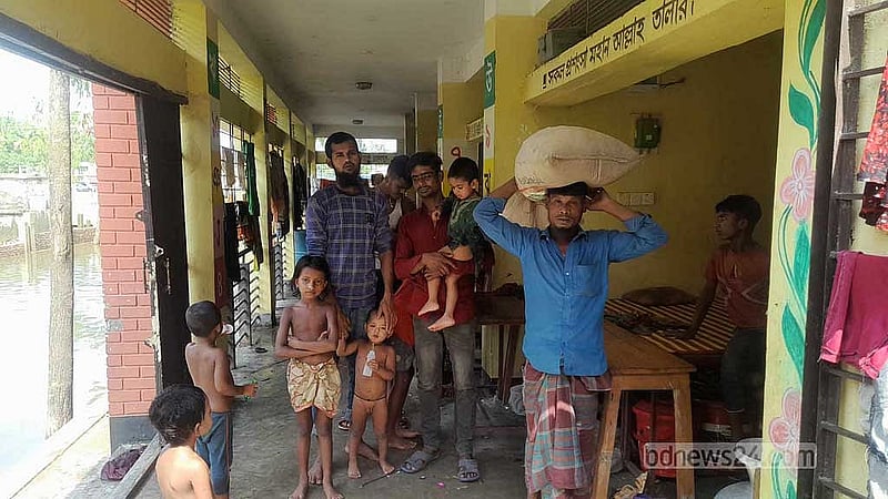 পরিবারের খাবারের জন্য চাল কিনে এনেছেন কোম্পানীগঞ্জ উপজেলার সদর প্রাথমিক বিদ্যালয় আশ্রয়কেন্দ্রে আশ্রয় নেওয়া একজন।