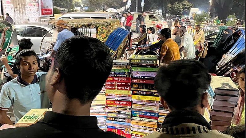 নেই প্যাভিলিয়ন, নেই স্টলের নাম-ধাম, বইমেলার বাইরের বইমেলায়।