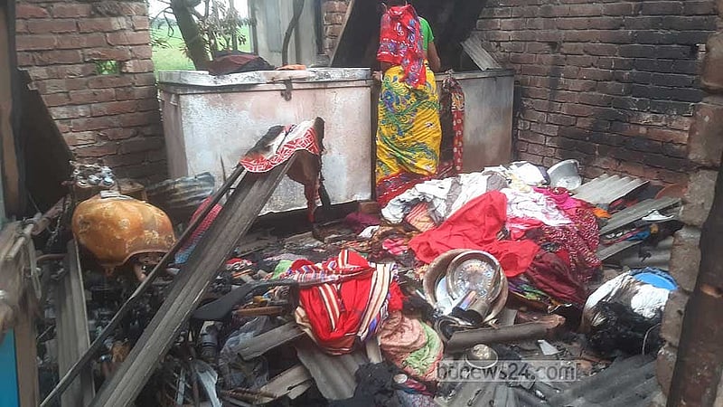 ২৭ মে ২০২৫: যশোরের অভয়নগর উপজেলার নওয়াপাড়া পৌর বিএনপির সভাপতি তরিকুল ইসলাম গুলিতে নিহতের ঘটনায় ডহর মশিহাটী গ্রামের বাড়েদা পাড়ার হিন্দু ধর্মাবলম্বী মতুয়া সম্প্রদায়ের অন্তত ২০টি ঘরে আগুন দেওয়া হয়। এতে সবকিছু পুড়ে নিঃস্ব মতুয়ারা ভয় আর আতঙ্কে গ্রামটি পুরুষশূন্য হয়ে পড়ে। ধ্বংসস্তূপের মধ্যেই অনিশ্চয়তায় দিন পার করেন পরিবারের নারী ও শিশুরা।