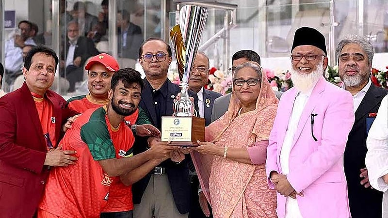 ঢাকায় আর্মি স্টেডিয়ামে শনিবার ‘শেখ হাসিনা আন্তঃব্যাংক ফুটবল টুর্নামেন্ট’ এর চ্যাম্পিয়ন ইসলামী ব্যাংক দলের হাতে পুরষ্কার তুলে দেন প্রধানমন্ত্রী শেখ হাসিনা। ছবি: বাসস।