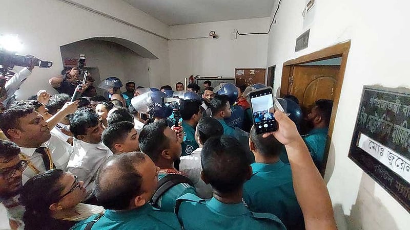 সাবেক এমটি মমতাজকে লিফটের পরিবর্তে সিঁড়ি দিয়ে নামানোর দাবিতে এজলাশের সামনে ভিড় করেন বিএনপিপন্থি আইনজীবীরা। মঙ্গলবার ঢাকার মুখ্য মহানগর হাকিম আদালতে।