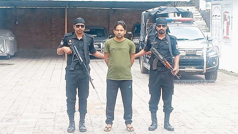 উখিয়ার রোহিঙ্গা ক্যাম্পে র‌্যাবের অভিযানে গ্রেপ্তার মো. জাকারিয়া।