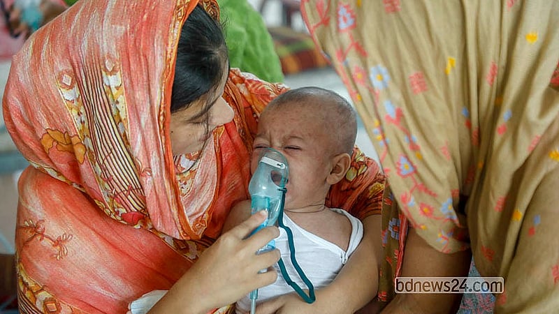 মহাখালীর ডিএনসিসি হাসপাতালে শ্বাসকষ্ট, কাশি ও নিউমোনিয়ায় ভোগা শিশুদের দেওয়া হচ্ছে নেবুলাইজার। ছবি: আব্দুল্লাহ আল মমীন
