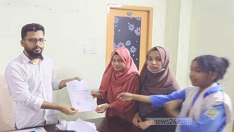 শিক্ষার্থীরা পদত্যাগ পত্রটি বিদ্যালয়টির বর্তমান সভাপতি ও উপজেলা নির্বাহী কর্মকর্তার কাছে জমা দেয়। 